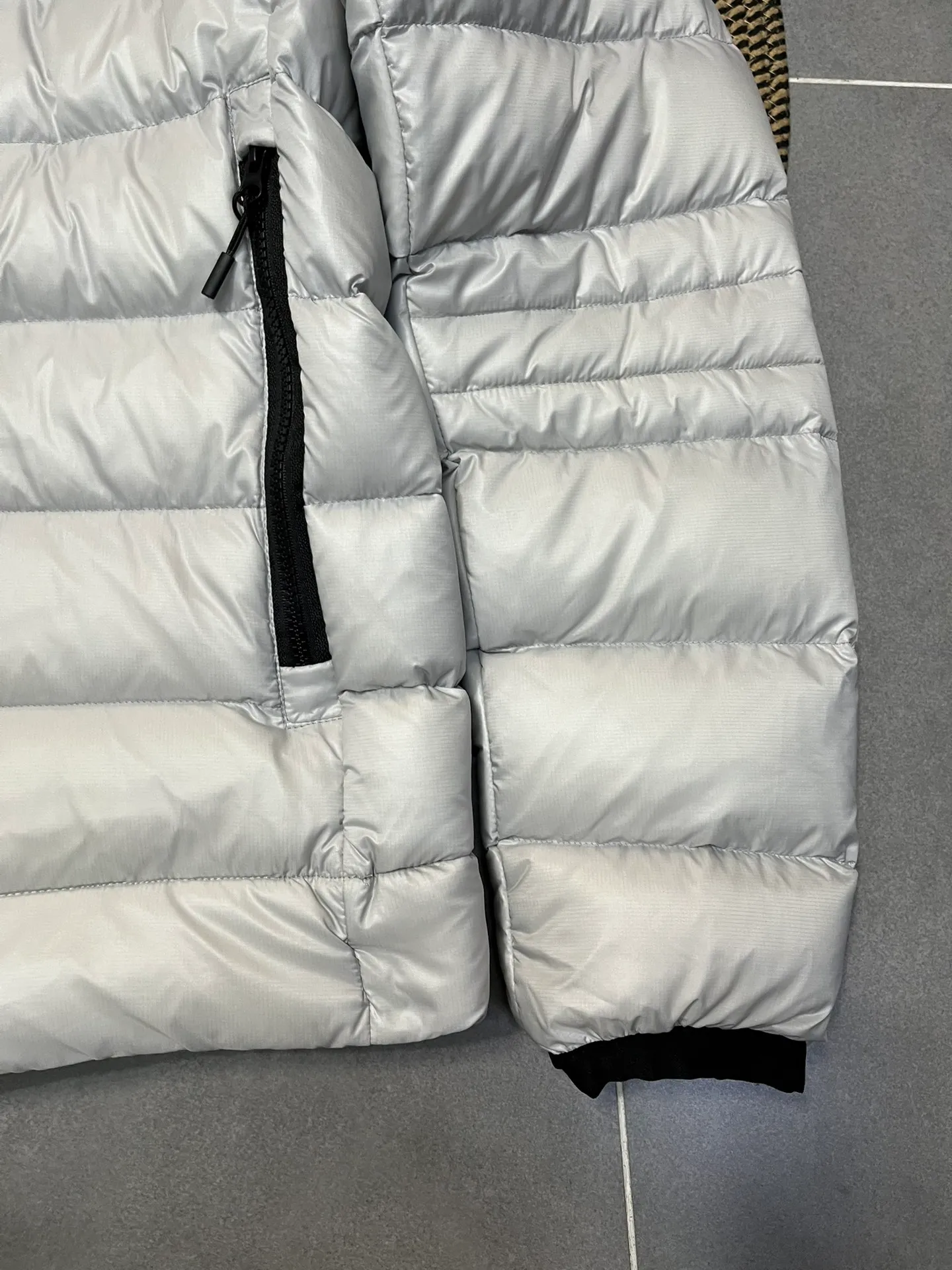 P860 Top 🔥purchase version 𝘾𝘼𝙉𝘼𝘿𝘼 𝙂𝙊𝙊𝙎𝙀/Canada Goose 2227 thin and light model. It’s super lightweight and doesn’t feel any weight on your upper body at all! Show more temperament‼  Canada Goose, a Canadian brand, has always been recognized as the warmest down jacket. Various Instagram celebrities, Internet celebrities, and celebrities often wear it for street photos. I make Canada Goose every year, but I still can’t get rid of my love for the goose. No matter how cold the winter is, there is no need to be afraid. Canada Goose is the legendary warmest down jacket and is known as a must-have for Arctic outdoor sports! The most popular down jacket in the world, celebrities are rushing to buy it, it is a must-have! Size: S-2XL Color: silver gray (red label) silver gray (black label), black (red label), black (black label), dark blue